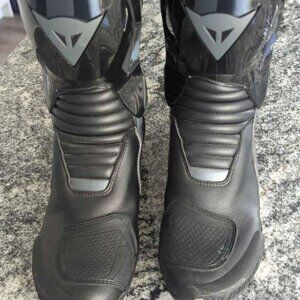 Motorcycle riding boots